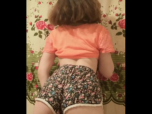 ❤️ Sexet ung babe laver en striptease ved at filme sine shorts på kamera ️ Just porno at da.liporno.ru