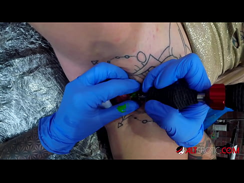 ❤️ Ekstremt tatoveret hottie Sully Savage fik en tatovering på sin klitoris ️ Just porno at da.liporno.ru