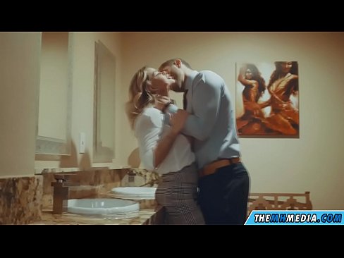 ❤️ Når en barmfagre blondine forfører dig på et offentligt toilet ️ Just porno at da.liporno.ru